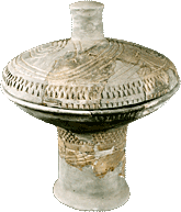   9. „Fructieră” cu picior-suport cu capac, cu decorul incizat și excizat, perioada timpurie a culturii Cucuteni-Tripolie - Epoca eneoliticului