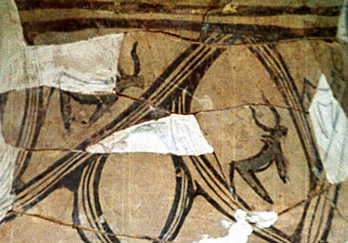 30. Fragment din decorul unui vas pictat cu reprezentări zoomorfe, perioada târzie a culturii Cucuteni-Tripolie - Epoca eneoliticului