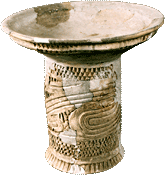   10. „Fructieră” cu picior-suport, cu decorul incizat și excizat, perioada timpurie a culturii Cucuteni-Tripolie - Epoca eneoliticului